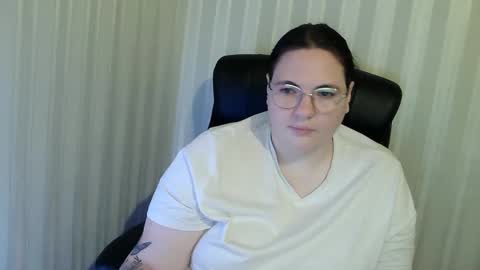 OlyaAndNetty online show from November 14, 2025, 6:50 pm