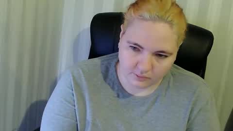 OlyaAndNetty online show from December 19, 2025, 3:08 pm