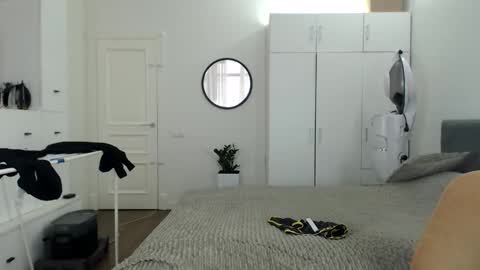 Snapshot of onebestlover chatting on February 9, 2026, 8:18 am onebestlover online show from February 9, 2026, 8:18 am