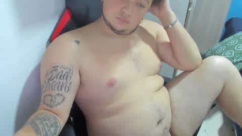 Snapshot of onewhiteboichub chatting on November 1, 2025, 3:25 pm Andres INDEPENDENT MODEL online show from November 1, 2025, 3:25 pm