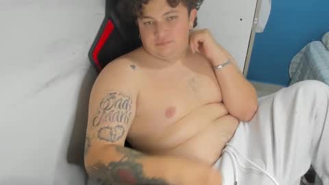 Snapshot of onewhiteboichub chatting on November 14, 2025, 2:32 am Andres INDEPENDENT MODEL online show from November 14, 2025, 2:32 am