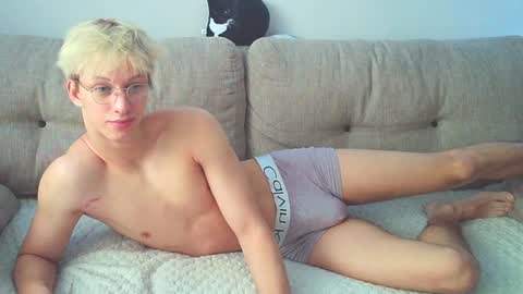 Snapshot of ostin_meoww chatting on December 4, 2024, 7:39 am Ostin online show from December 4, 2024, 7:39 am