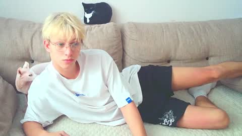 Snapshot of ostin_meoww chatting on December 6, 2024, 7:21 am Ostin online show from December 6, 2024, 7:21 am