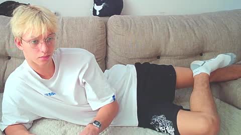 Snapshot of ostin_meoww chatting on December 7, 2024, 7:49 am Ostin online show from December 7, 2024, 7:49 am