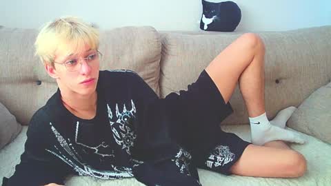 Snapshot of ostin_meoww chatting on December 10, 2024, 8:30 am Ostin online show from December 10, 2024, 8:30 am