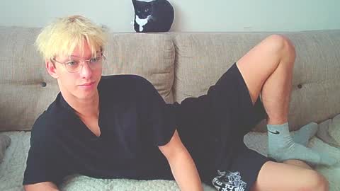 Snapshot of ostin_meoww chatting on December 15, 2024, 8:19 am Ostin online show from December 15, 2024, 8:19 am