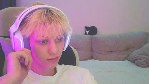 Snapshot of ostin_meoww chatting on December 27, 2024, 4:43 pm Ostin online show from December 27, 2024, 4:43 pm