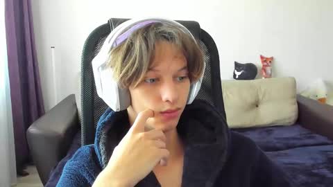 Snapshot of ostin_meoww chatting on October 15, 2025, 7:52 am Ostin online show from October 15, 2025, 7:52 am