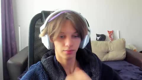 Snapshot of ostin_meoww chatting on October 28, 2025, 7:45 am Ostin online show from October 28, 2025, 7:45 am