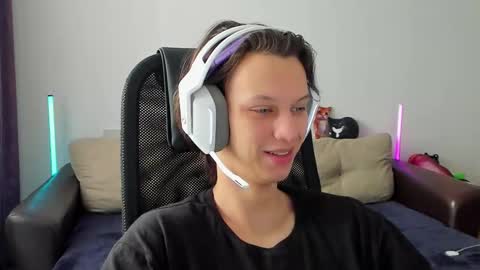 Snapshot of ostin_meoww chatting on March 4, 2026, 7:03 am Ostin online show from March 4, 2026, 7:03 am