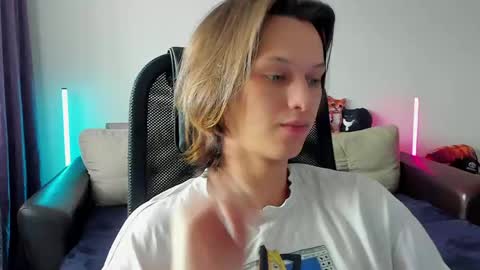 Snapshot of ostin_meoww chatting on May 13, 2026, 8:34 am Ostin online show from May 13, 2026, 8:34 am