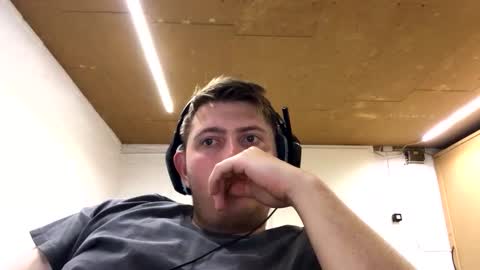 Snapshot of outflayd chatting on November 4, 2025, 2:27 pm outflayd online show from November 4, 2025, 2:27 pm