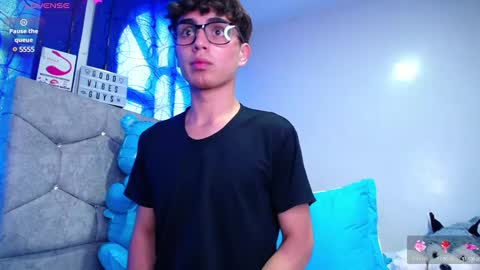 Owen  Independent model  online show from December 6, 2024, 1:33 pm