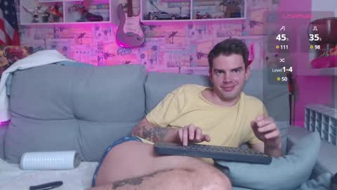 Snapshot of oxmikexo chatting on December 17, 2024, 2:44 pm Mike online show from December 17, 2024, 2:44 pm