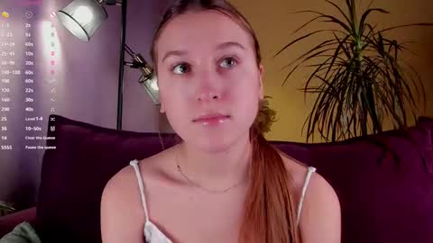 Snapshot of oziecarmona chatting on October 22, 2025, 1:06 am Caroline or just Lina online show from October 22, 2025, 1:06 am