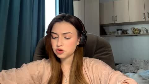 Lia online show from June 3, 2026, 2:33 pm