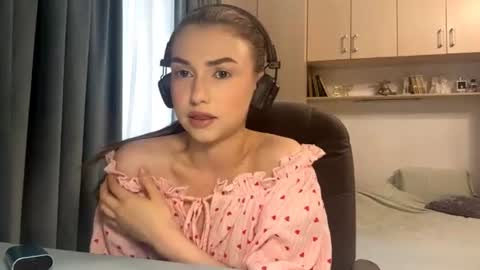Lia online show from June 19, 2026, 3:38 pm