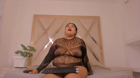 Paola online show from October 24, 2025, 9:33 pm