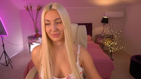 Lia online show from April 5, 2026, 1:52 pm