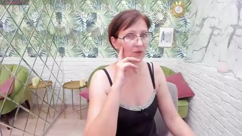 Snapshot of paris_cherry chatting on December 9, 2024, 11:24 pm Paris online show from December 9, 2024, 11:24 pm