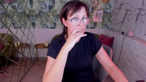Snapshot of paris_cherry chatting on January 6, 2025, 8:18 pm Paris online show from January 6, 2025, 8:18 pm