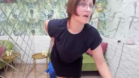 Snapshot of paris_cherry chatting on January 9, 2025, 2:33 am Paris online show from January 9, 2025, 2:33 am