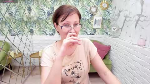 Snapshot of paris_cherry chatting on January 19, 2025, 11:21 pm Paris online show from January 19, 2025, 11:21 pm