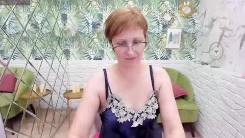 Snapshot of paris_cherry chatting on February 2, 2025, 2:27 am Paris online show from February 2, 2025, 2:27 am