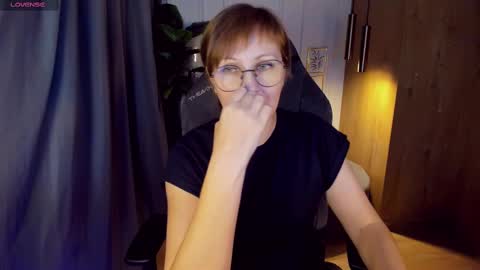 Snapshot of paris_cherry chatting on February 22, 2025, 4:40 pm Paris online show from February 22, 2025, 4:40 pm