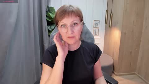 Snapshot of paris_cherry chatting on February 23, 2025, 7:49 pm Paris online show from February 23, 2025, 7:49 pm