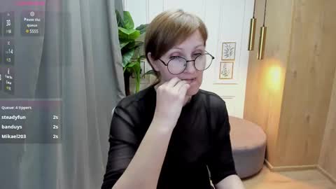 Snapshot of paris_cherry chatting on March 12, 2025, 4:35 pm Paris online show from March 12, 2025, 4:35 pm