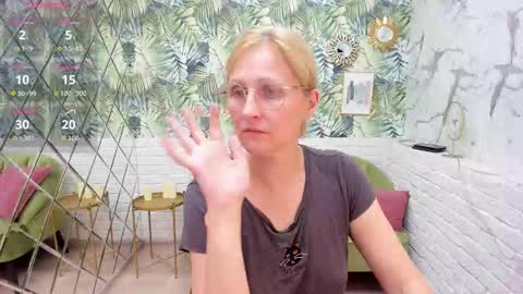Snapshot of paris_cherry chatting on September 14, 2025, 8:41 pm Paris online show from September 14, 2025, 8:41 pm