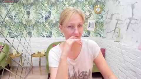 Snapshot of paris_cherry chatting on September 16, 2025, 8:32 pm Paris online show from September 16, 2025, 8:32 pm