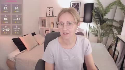 Snapshot of paris_cherry chatting on October 12, 2025, 8:08 pm Paris online show from October 12, 2025, 8:08 pm