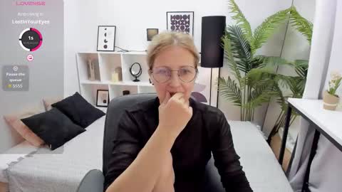 Snapshot of paris_cherry chatting on October 14, 2025, 9:26 pm Paris online show from October 14, 2025, 9:26 pm