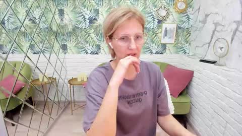 Snapshot of paris_cherry chatting on November 6, 2025, 8:10 pm Paris online show from November 6, 2025, 8:10 pm