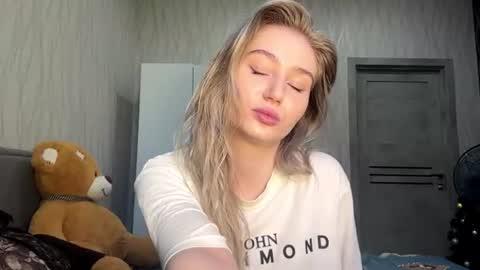 Milana online show from July 6, 2026, 2:14 pm
