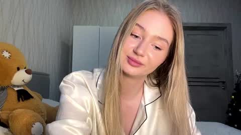 Milana online show from July 7, 2026, 1:04 pm