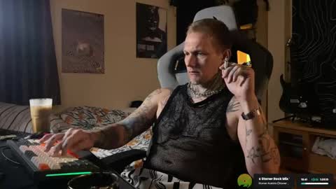 Snapshot of paul_razor chatting on June 2, 2026, 10:01 pm Paul online show from June 2, 2026, 10:01 pm