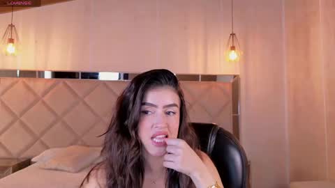 Paulina Santos  online show from May 17, 2026, 5:42 pm