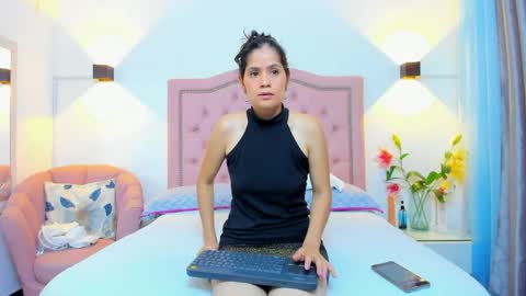 paulinavera online show from May 11, 2026, 2:01 pm