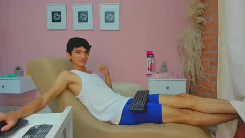 Snapshot of peach_tyron chatting on December 19, 2024, 6:34 pm peach tyron online show from December 19, 2024, 6:34 pm