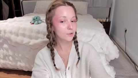 Snapshot of peachvibes chatting on December 1, 2025, 7:24 am Lili online show from December 1, 2025, 7:24 am