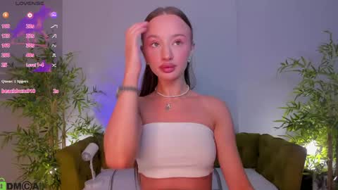 Snapshot of pearl_bloom chatting on June 5, 2026, 12:17 am Sex Leah online show from June 5, 2026, 12:17 am