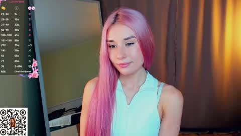 Snapshot of pearlenehidaka chatting on December 17, 2025, 5:35 am Emma online show from December 17, 2025, 5:35 am