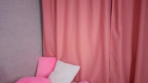 Snapshot of pearly_peach_ chatting on April 25, 2026, 6:05 pm pearly_peach_ online show from April 25, 2026, 6:05 pm