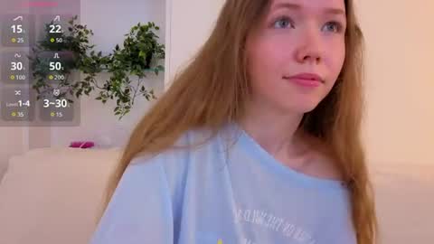 Snapshot of pearly_peach_ chatting on August 4, 2026, 12:25 am pearly_peach_ online show from August 4, 2026, 12:25 am