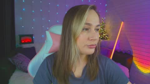 Dia  online show from December 6, 2024, 9:02 pm