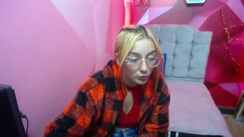 Snapshot of perla_red chatting on January 10, 2025, 3:48 pm PERLA RED online show from January 10, 2025, 3:48 pm