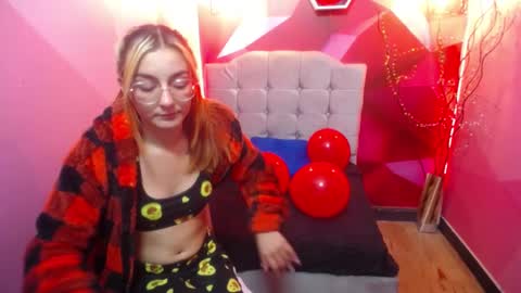 Snapshot of perla_red chatting on February 19, 2025, 3:27 pm PERLA RED online show from February 19, 2025, 3:27 pm
